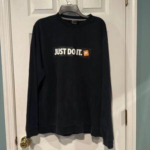 Black crewneck Nike sweatshirt